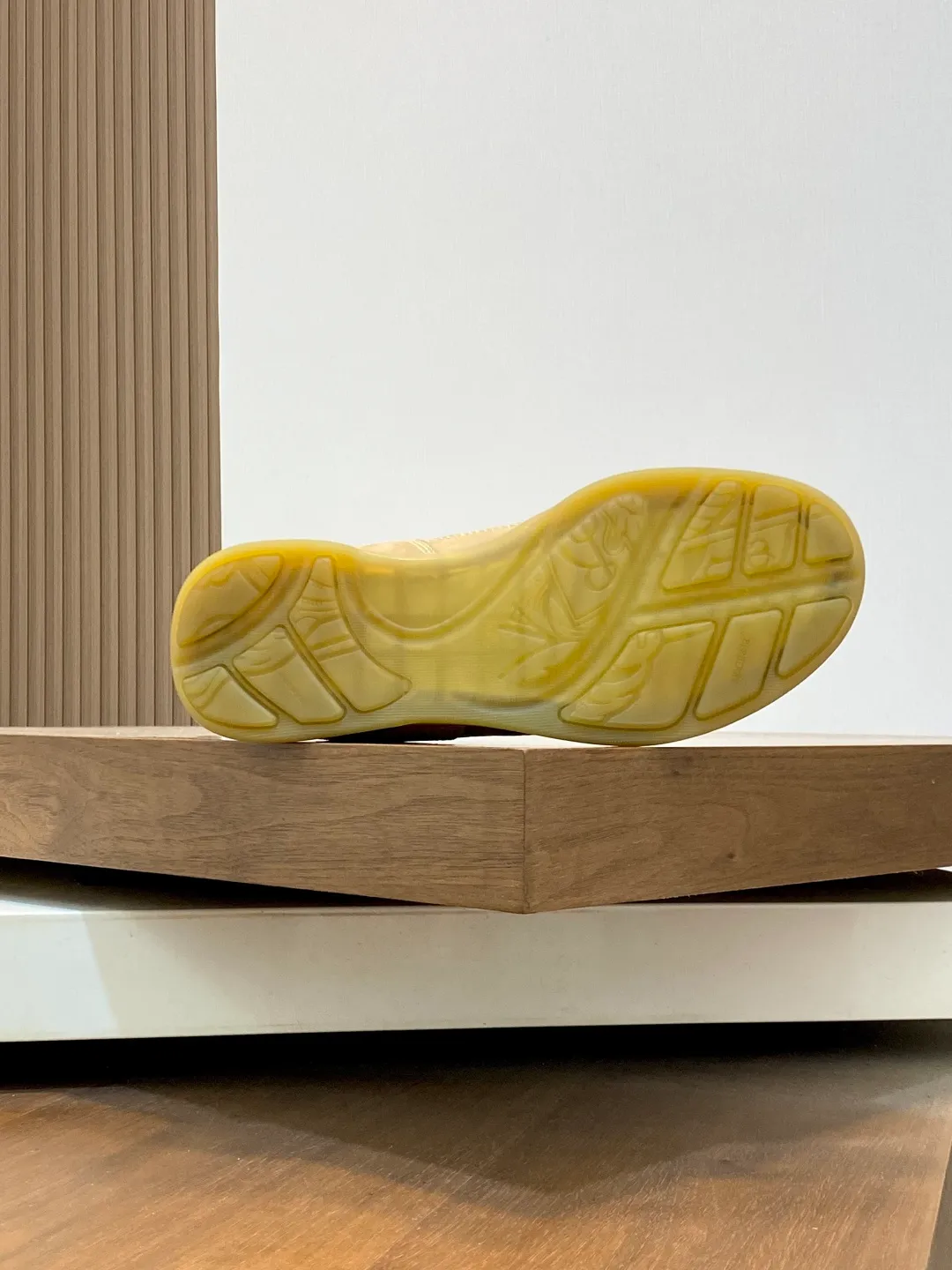 Men's men's shoes 💰660 𝐁𝐔𝐑𝐁𝐄𝐑𝐑𝐘# Burberry's new war horse plaid casual sneakers, new terrace casual sneakers·Burberry (Burberry) classic elements, super comfortable shoes··Knight blue non-slip soles. Finally I saw the latest diagonal checkered sneakers. The colors are really good-looking and can be matched with any way. Sneakers in cotton blend. Crafted in an Italian workshop, it features a worsted Burberry check pattern. Featuring a mesh lining and checkered laces, the rubber sole features the archive Burberry monogram. From Burberry's iconic collection, these wardrobe staples are interpreted with the brand's signature style. The round toe and tongue are embellished with the Equestrian Knight logo (EKD) label, leather insole, and the sole is embellished with the Burberry letter logo size: 38-44 (customized for 45 and 46)